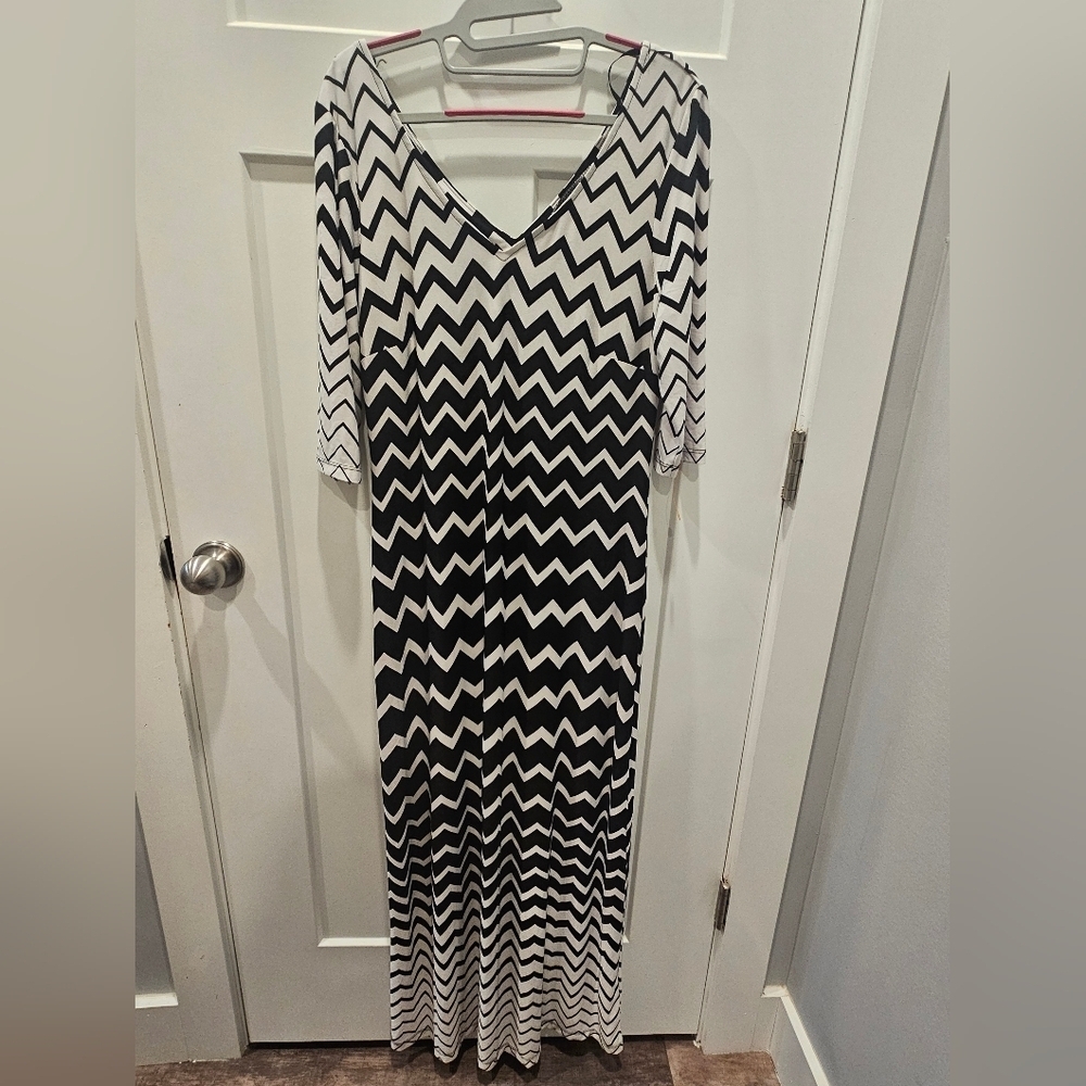 Emma & Michele Chevron Maxi Dress Women’s Medium Black White V-Neck Stretch